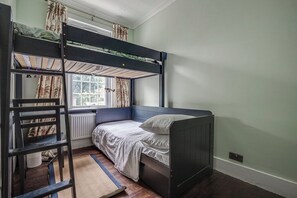 5 chambres, bureau, fer et planche Ă repasser, lit parapluie