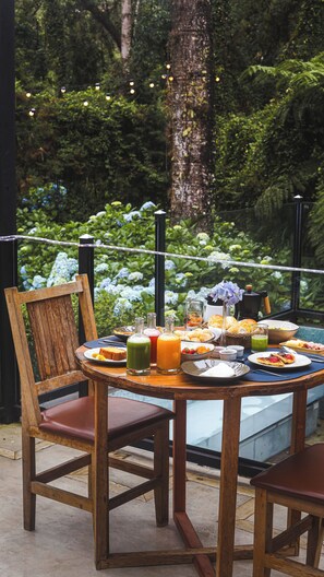 Free daily buffet breakfast
