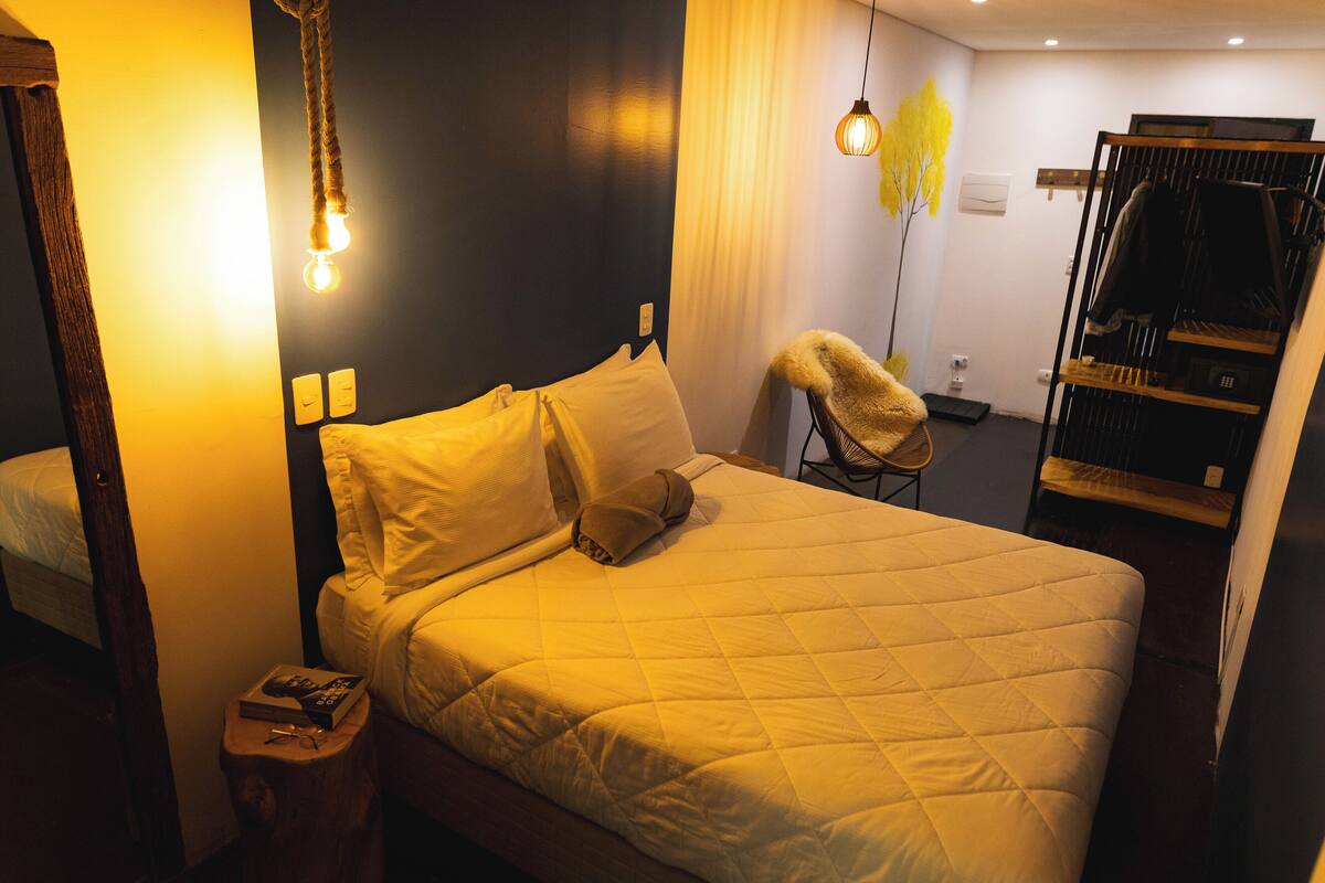 Ropa de cama hipoalergénica y tabla de planchar con plancha 