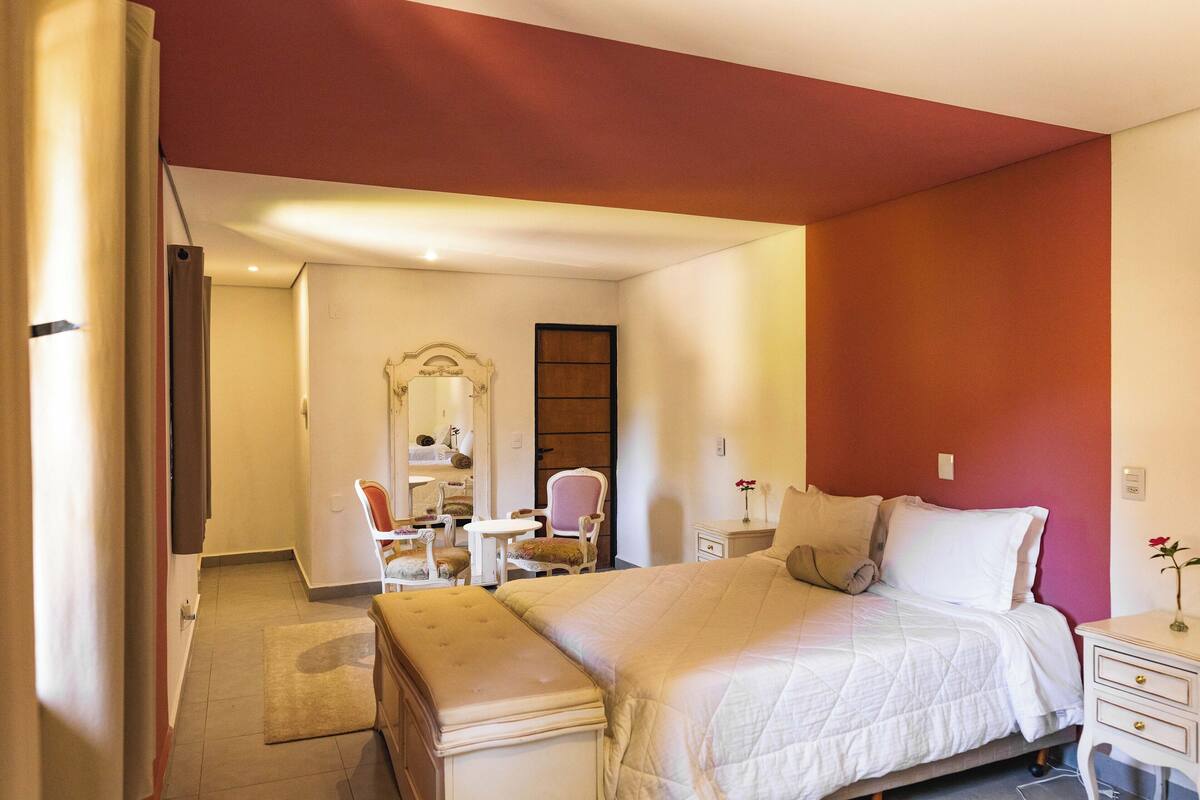 Ropa de cama hipoalergénica y tabla de planchar con plancha 