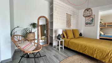 2 dormitorios, tabla de planchar con plancha, cuna de viaje