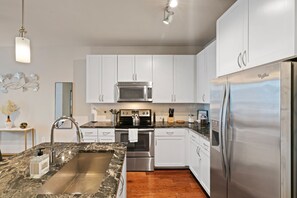 Refrigerador, microondas, horno y parrilla de estufa