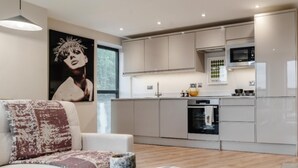 Fridge, microwave, oven, stovetop - Amazing 1 Bed Leeds City Apartment (Leeds)