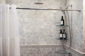 Douche, sèche-cheveux, serviettes fournies, savon