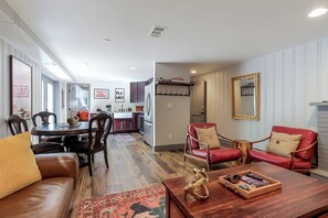 Smart TV, fireplace, DVD player, table tennis - Denver Oasis: Hot Tub, Sauna & Shuffleboard, Pets! (Denver)