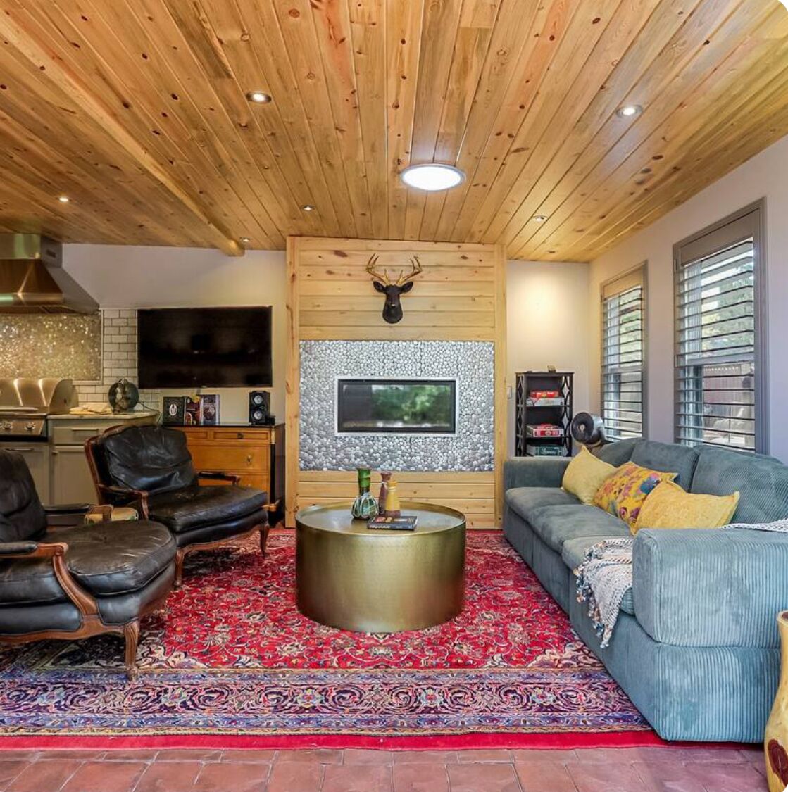 Smart-TV, Kamin, DVD-Player, Tischtennisplatte