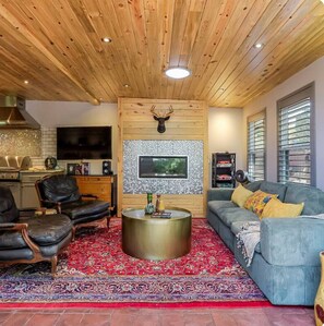 Smart-TV, Kamin, DVD-Player, Tischtennisplatte