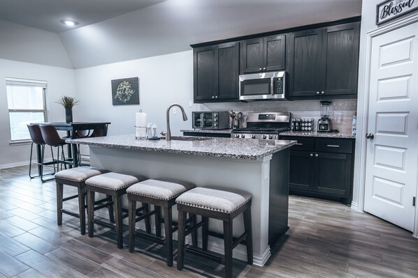 冷蔵庫、電子レンジ、オーブン、コンロ