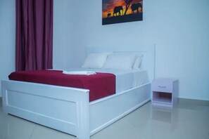3 habitaciones, tabla de planchar con plancha, wifi y ropa de cama 