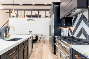 ثلاجة، ميكروويف، فرن، موقد طهي مسطح