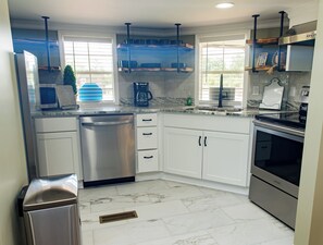 Family Cabin | Private kitchen | Fridge, microwave, oven, stovetop - The Cabins on Rockmine (Blakely)