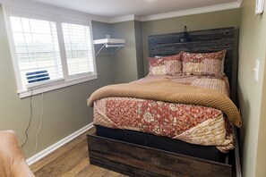 Egyptian cotton sheets, premium bedding, individually decorated - The Cabins on Rockmine (Blakely)