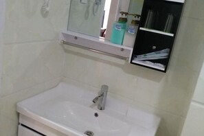 Bathroom - Jiaozhou Haiyue Apartment Hotel (Jiaozhou)