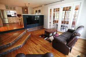 تلفزيون ذكي، مدفأة، كرة قدم الطاولة، كُتُب