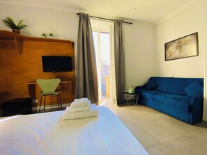 Habitación cuádruple Deluxe, balcón, vistas a la ciudad | Ropa de cama hipoalergénica, minibar, escritorio