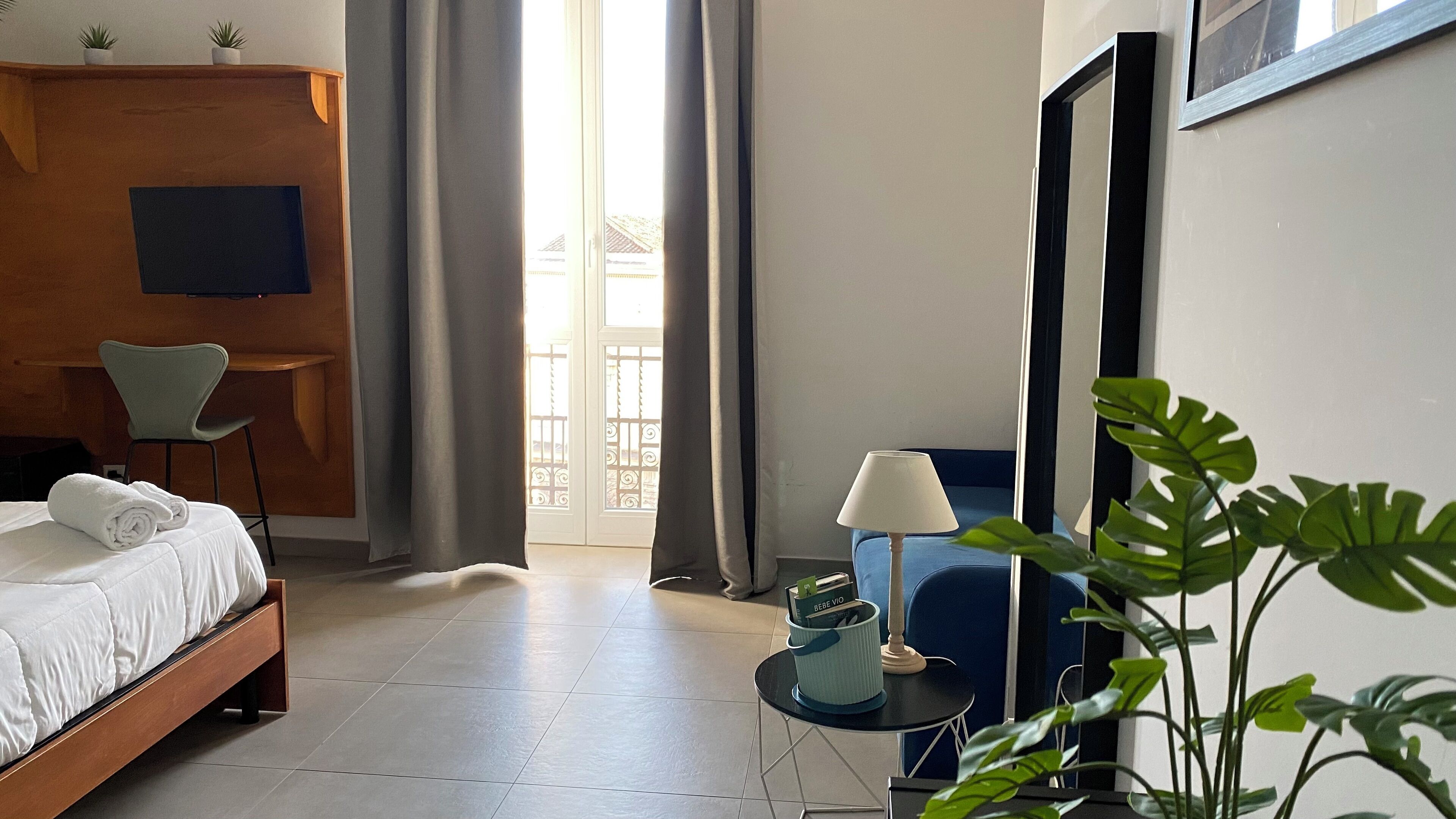 Quarto quádruplo luxo, sacada, vista para a cidade | Roupas de cama antialérgicas, frigobar, escrivaninha