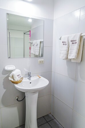 Hair dryer, towels, soap, shampoo - Inkas Peru Hostal (Cusco)