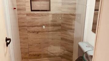 Shower, handuk, sabun, dan tisu toilet