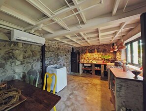 Horno, parrilla de estufa y utensilios de cocina 