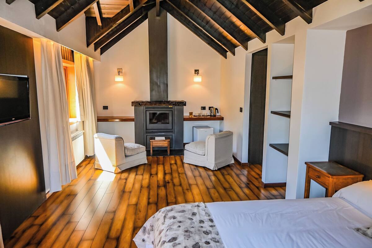 Suite Premium, vista a la alberca | Caja de seguridad en la habitación y escritorio