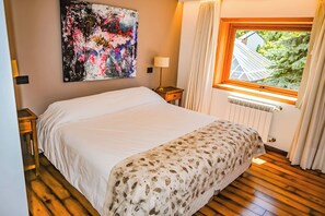 Suite estándar, vista a la alberca | Caja de seguridad en la habitación y escritorio 