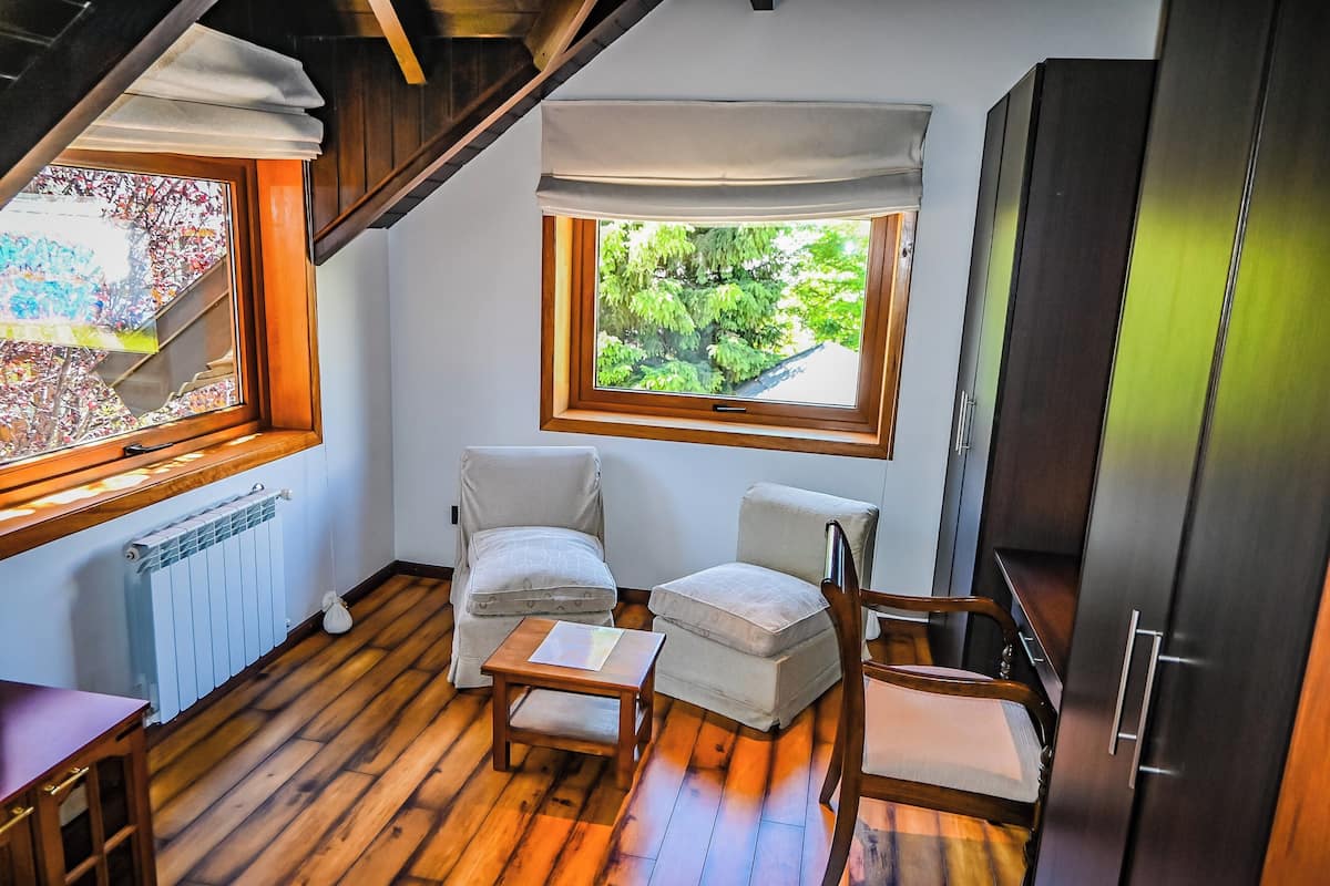 Suite estándar, vista a la alberca | Caja de seguridad en la habitación y escritorio