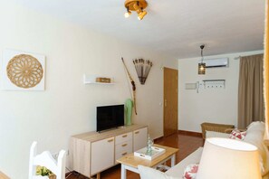 TV - Cristamar Center and Beach Apartment 2B (Estepona)