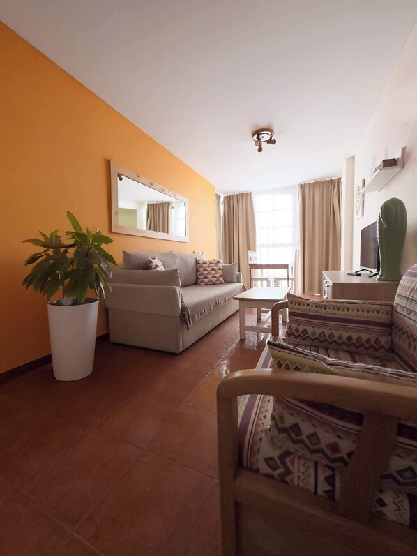 TV - Cristamar Center and Beach Apartment 2B (Estepona)