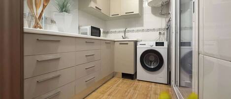 Kühlschrank, Mikrowelle, Wasserkocher mit Kaffee-/Teezubehör, Toaster