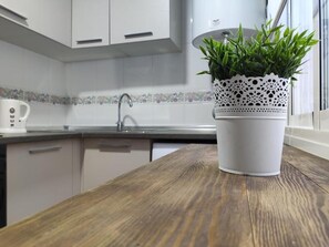 Fridge, microwave, oven, coffee/tea maker