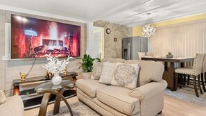 Smart TV, books - Cozy Home in Lenox (Lenox)