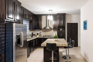 Batterie de cuisine, vaisselle et ustensiles