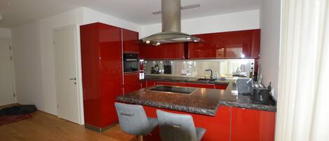 Ugn, spishäll och diskmaskin