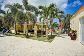 Terrace/patio - Tropical Oasis Retreat & Infiniti Pool (Luquillo)