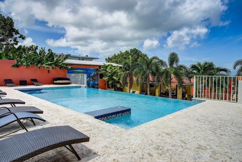 Villa Jardin - Infinity Pool and Backyard Oasis