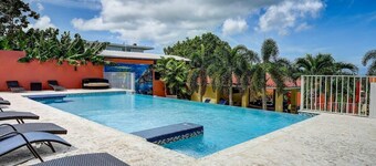 Villa Jardin - Infinity Pool and Backyard Oasis