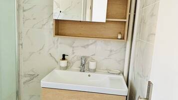 Secadora de cabello, toallas, jabón, papel de baño