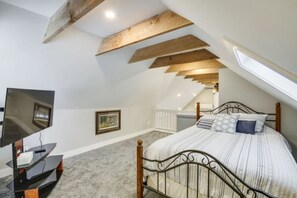 Tabla de planchar con plancha, wifi gratis y ropa de cama