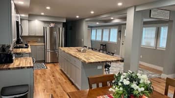 Køleskab, mikrobølgeovn, ovn, kogeplade