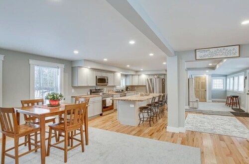 Modern Renovated Farmhouse • Peaceful Winter Stay