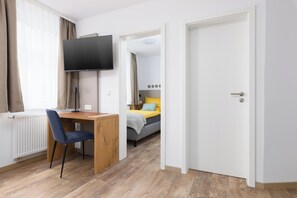 Bureau, espace de travail pour ordinateur portable, Wi-Fi gratuit