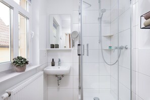 Double Room | Bathroom | Shower, hair dryer, towels, soap - Gasthaus zur Traube (Uffenheim)