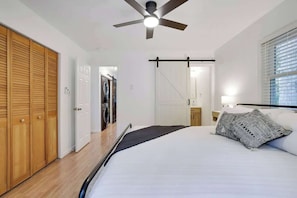 3 slaapkamers, een strijkplank/strijkijzer, wifi, beddengoed