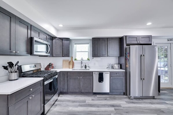 Refrigerador, microondas, horno, placa de cocina