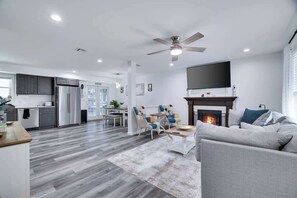 テレビ、暖炉、書斎 / ワークスペース