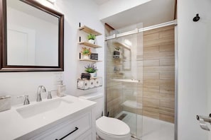Een douche, een haardroger, handdoeken, zeep
