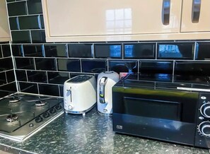Refrigerador, microondas, horno y parrilla de estufa