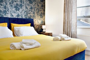 2 bedrooms, desk, iron/ironing board, travel crib - Elegant Regency Apartment with views near the sea, Netflix & office setup (Brighton and Hove)