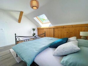 2 bedrooms, travel cot, free WiFi, bed sheets