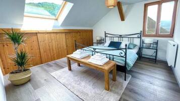 2 bedrooms, travel crib, free WiFi, bed sheets